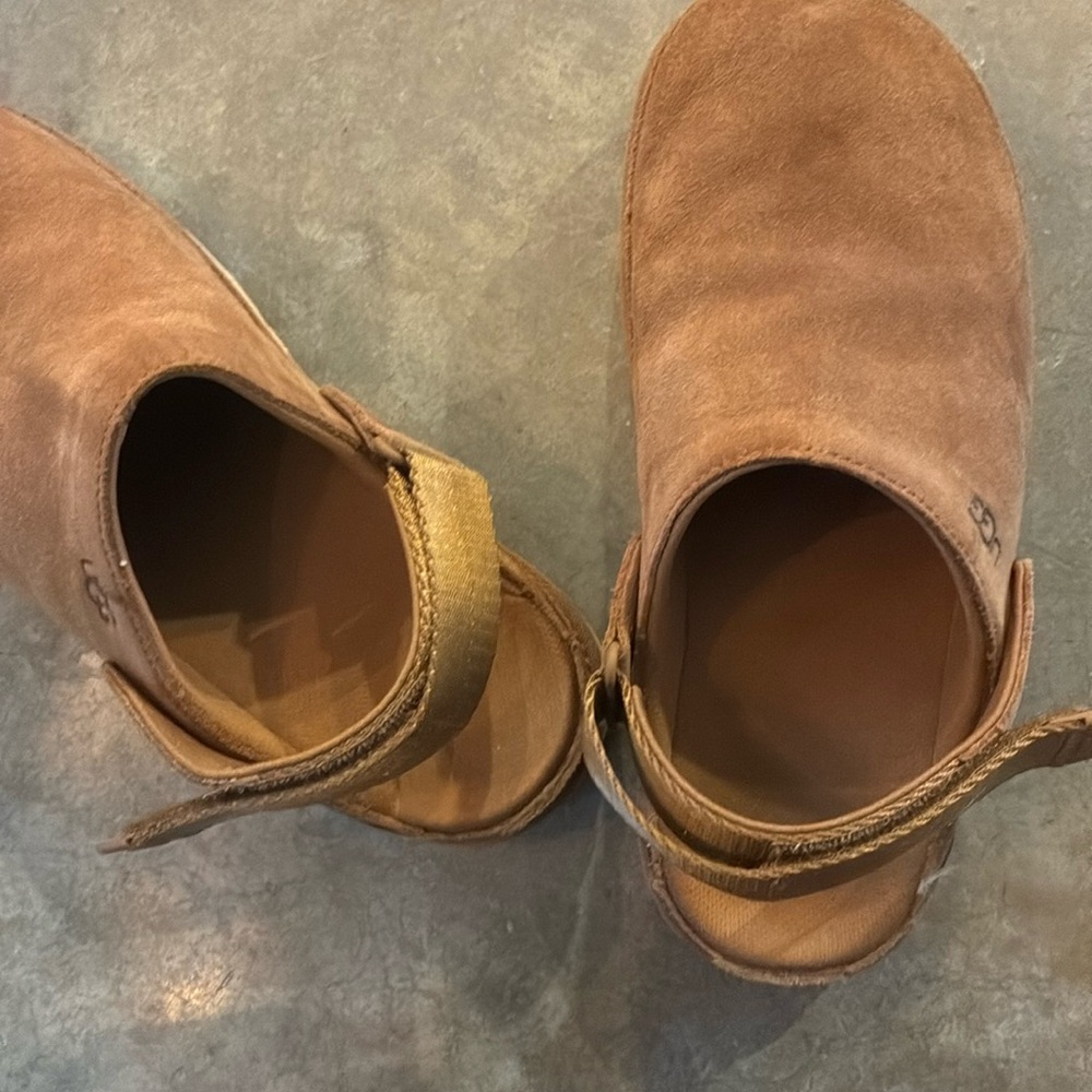Like new condition! Size 7 golden coast Ugg slip on.